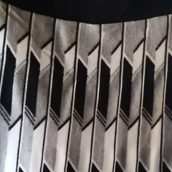 NYCC A line skirt geometric design faux pleats - Picture 2 of 4